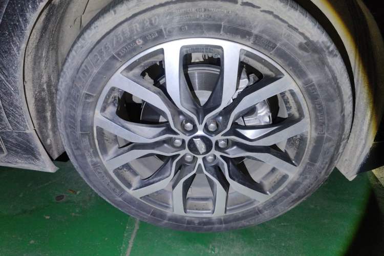 Used Cadillac XT5 2022 2.0T Four-Wheel Drive Luxury Version (Hummingbird Edition) Right Front Wheel Hub