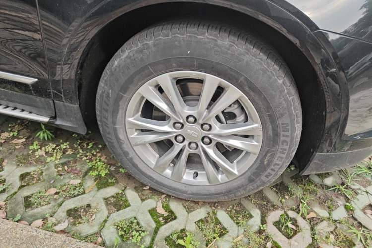 Used Cadillac XT5 2022 2.0T Two-Wheel Drive Luxury Version Right Front Wheel Hub