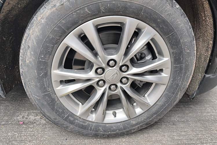 Used Cadillac XT5 2022 2.0T Two-Wheel Drive Luxury Version Right Front Wheel Hub