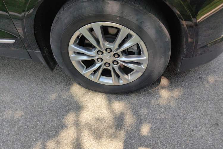 Used Cadillac XT5 2022 2.0T Two-Wheel Drive Luxury Version Right Front Wheel Hub