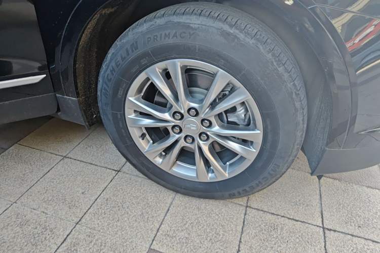 Used Cadillac XT5 2022 2.0T Two-Wheel Drive Luxury Version Right Front Wheel Hub