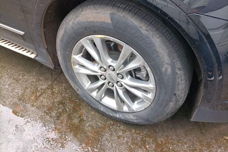 Used Cadillac XT5 2022 2.0T Two-Wheel Drive Luxury Version Right Front Wheel Hub