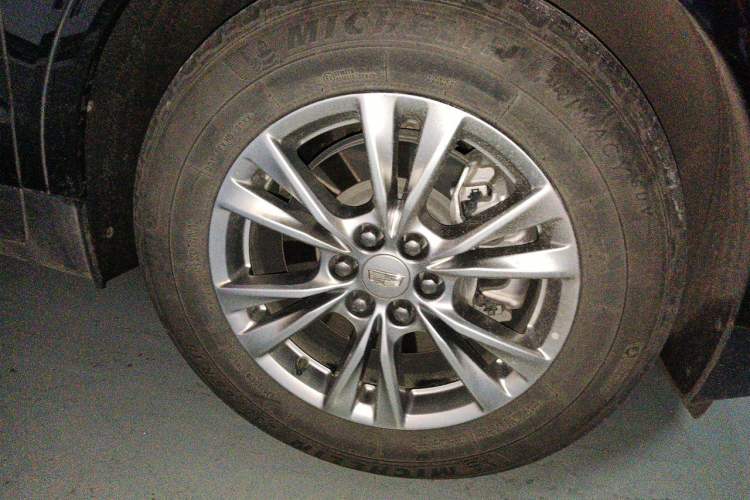 Used Cadillac XT5 2022 2.0T Two-Wheel Drive Luxury Version Right Front Wheel Hub