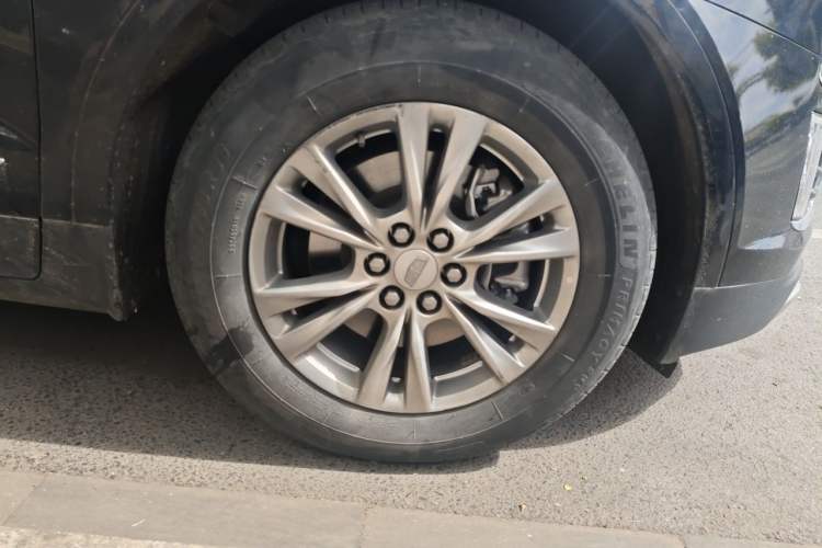 Used Cadillac XT5 2022 2.0T Two-Wheel Drive Luxury Version Right Front Wheel Hub