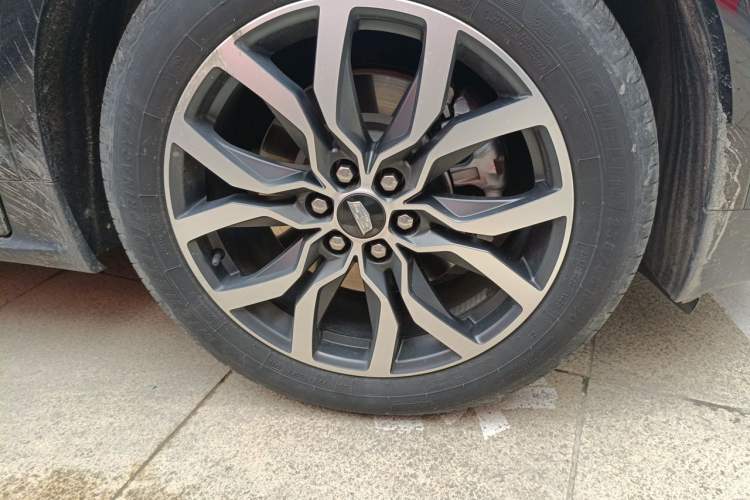 Used Cadillac XT5 2022 2.0T Four-Wheel Drive Luxury Version (Hummingbird Edition) Right Front Wheel Hub