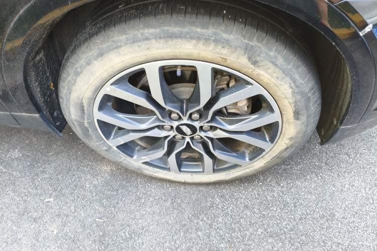 Used Cadillac XT5 2022 2.0T Four-Wheel Drive Luxury Version (Hummingbird Edition) Right Front Wheel Hub