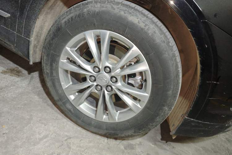 Used Cadillac XT5 2022 2.0T Two-Wheel Drive Luxury Version Right Front Wheel Hub