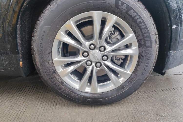 Used Cadillac XT5 2022 2.0T Two-Wheel Drive Luxury Version Right Front Wheel Hub