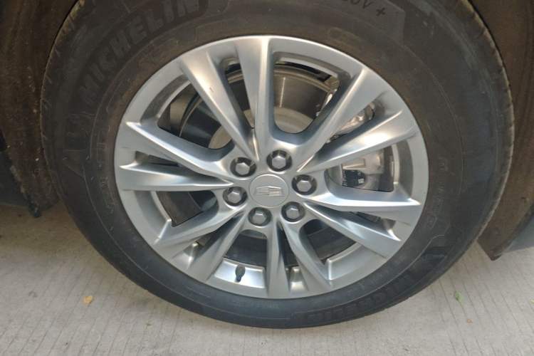 Used Cadillac XT5 2022 2.0T Two-Wheel Drive Luxury Version Right Front Wheel Hub
