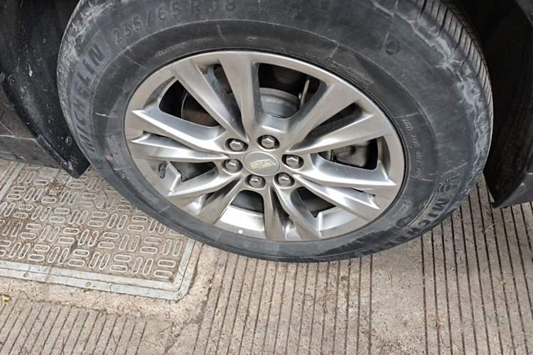 Used Cadillac XT5 2022 2.0T Two-Wheel Drive Luxury Version Right Front Wheel Hub