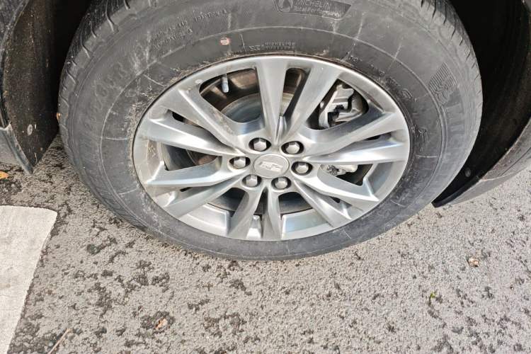 Used Cadillac XT5 2022 2.0T Two-Wheel Drive Luxury Version Right Front Wheel Hub