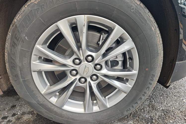 Used Cadillac XT5 2022 2.0T Two-Wheel Drive Luxury Version Right Front Wheel Hub