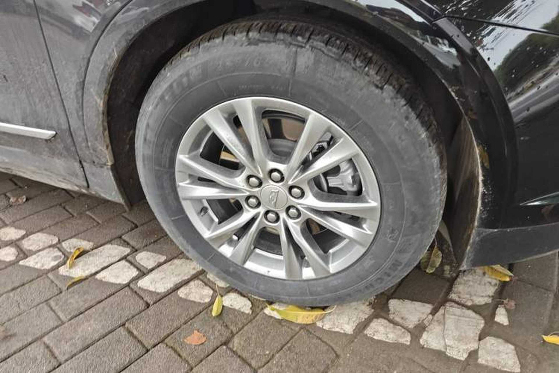 Used Cadillac XT5 2022 2.0T Two-Wheel Drive Luxury Version Right Front Wheel Hub