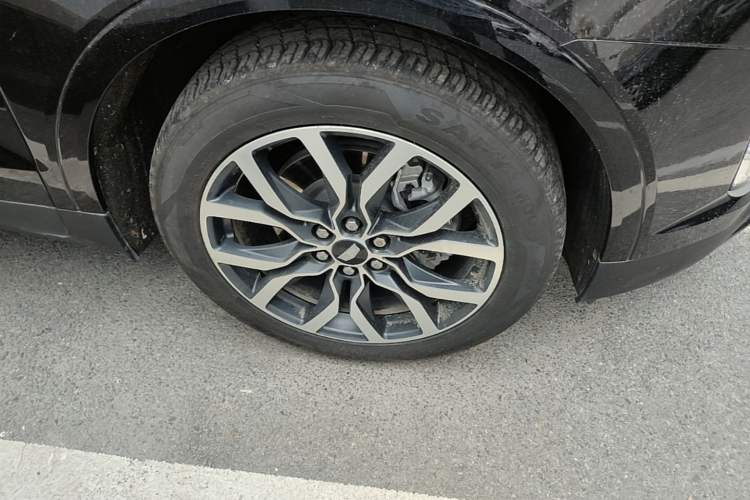 Used Cadillac XT5 2022 2.0T Four-Wheel Drive Luxury Version (Hummingbird Edition) Right Front Wheel Hub