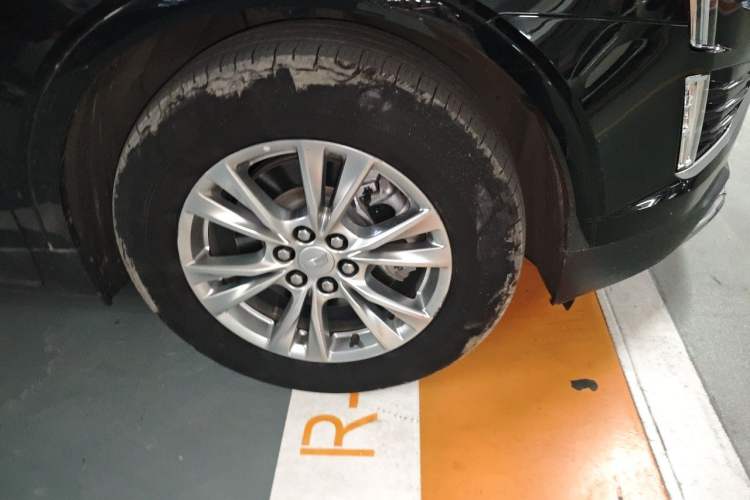 Used Cadillac XT5 2022 2.0T Two-Wheel Drive Luxury Version Right Front Wheel Hub