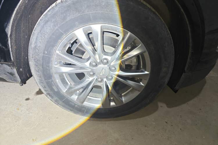 Used Cadillac XT5 2022 2.0T Two-Wheel Drive Luxury Version Right Front Wheel Hub