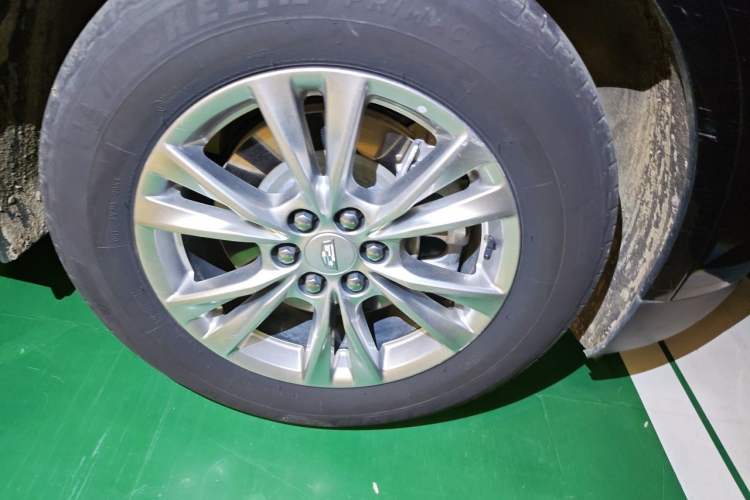 Used Cadillac XT5 2022 2.0T Two-Wheel Drive Luxury Version Right Front Wheel Hub