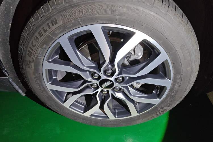 Used Cadillac XT5 2022 2.0T Four-Wheel Drive Luxury Version (Hummingbird Edition) Right Front Wheel Hub