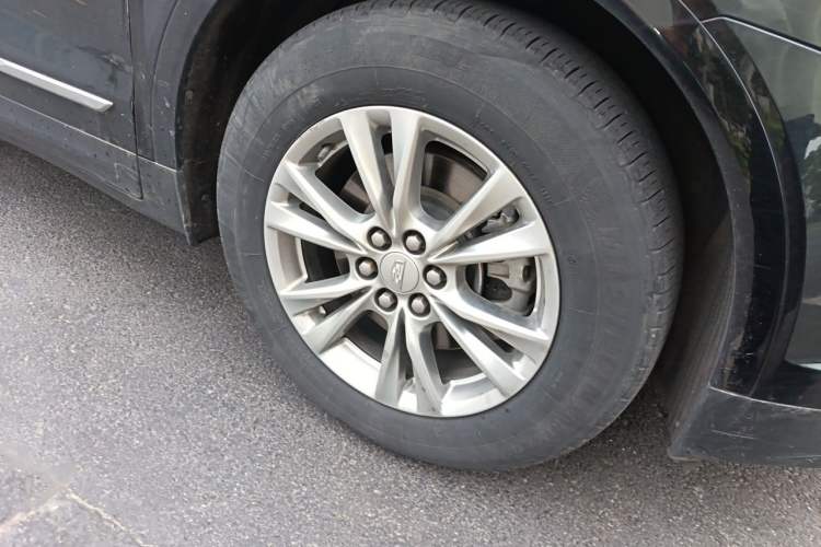 Used Cadillac XT5 2022 2.0T Two-Wheel Drive Luxury Version Right Front Wheel Hub