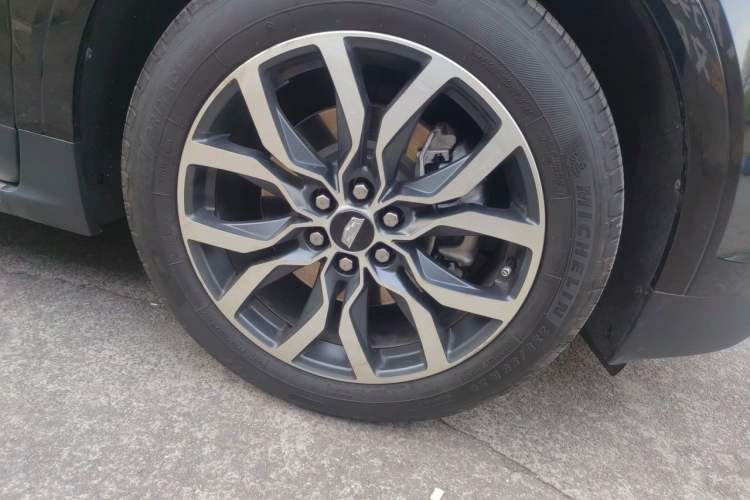Used Cadillac XT5 2022 2.0T Four-Wheel Drive Luxury Version (Hummingbird Edition) Right Front Wheel Hub