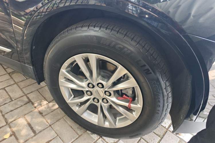 Used Cadillac XT5 2022 2.0T Two-Wheel Drive Luxury Version Right Front Wheel Hub