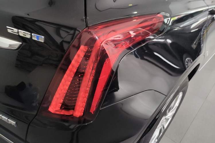 Used Cadillac XT5 2022 2.0T Two-Wheel Drive Luxury Version Right Rear Taillight