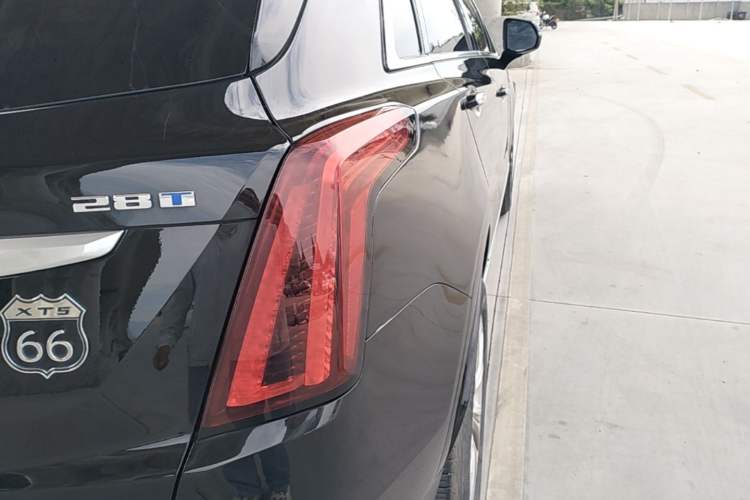 Used Cadillac XT5 2022 2.0T Two-Wheel Drive Luxury Version Right Rear Taillight