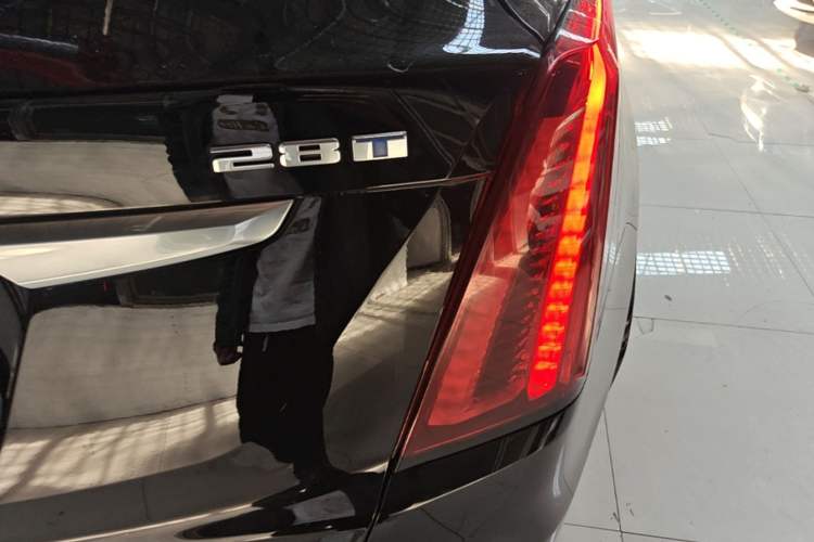 Used Cadillac XT5 2022 2.0T Two-Wheel Drive Luxury Version Right Rear Taillight