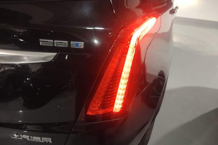 Used Cadillac XT5 2022 2.0T Two-Wheel Drive Luxury Version Right Rear Taillight