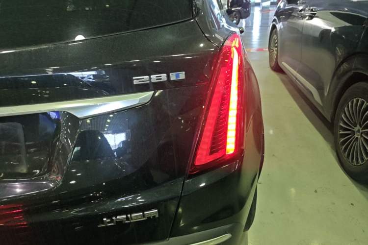 Used Cadillac XT5 2022 2.0T Four-Wheel Drive Luxury Version Right Rear Taillight