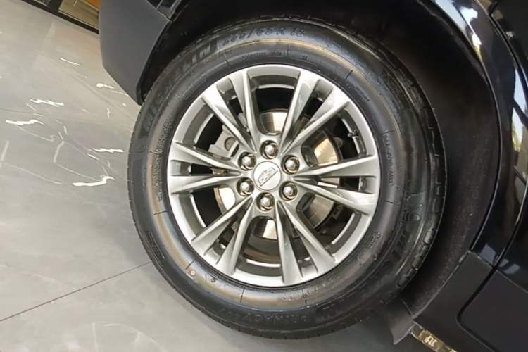 Used Cadillac XT5 2022 2.0T Two-Wheel Drive Luxury Version Right Rear Wheel Hub