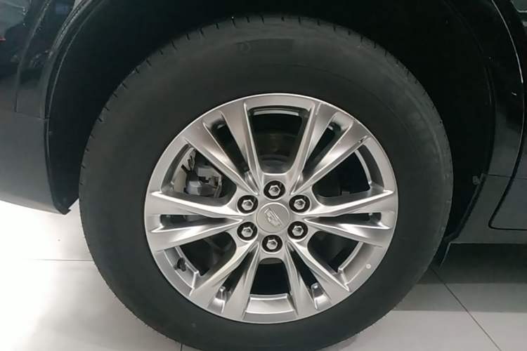 Used Cadillac XT5 2022 2.0T Two-Wheel Drive Luxury Version Right Rear Wheel Hub