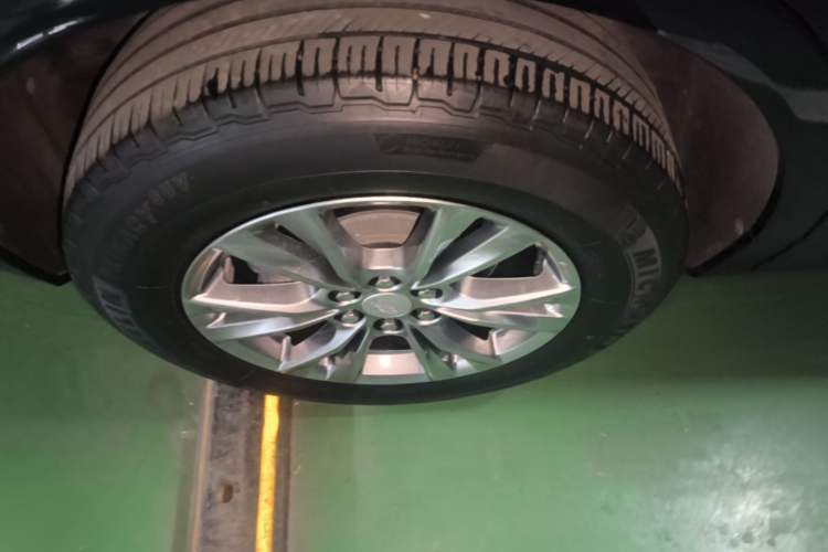 Used Cadillac XT5 2022 2.0T Two-Wheel Drive Luxury Version Right Rear Wheel Hub