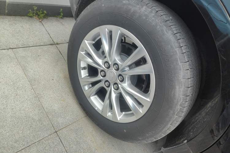 Used Cadillac XT5 2022 2.0T Two-Wheel Drive Luxury Version Right Rear Wheel Hub