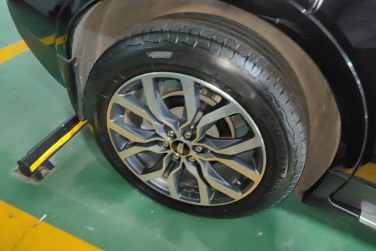 Used Cadillac XT5 2022 2.0T Four-Wheel Drive Luxury Version (Hummingbird Edition) Right Rear Wheel Hub