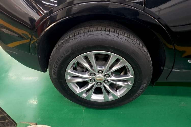 Used Cadillac XT5 2022 2.0T Two-Wheel Drive Luxury Version Right Rear Wheel Hub