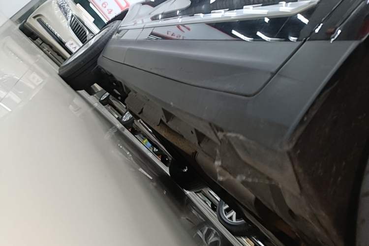 Used Cadillac XT5 2022 2.0T Two-Wheel Drive Luxury Version Right Side Sill