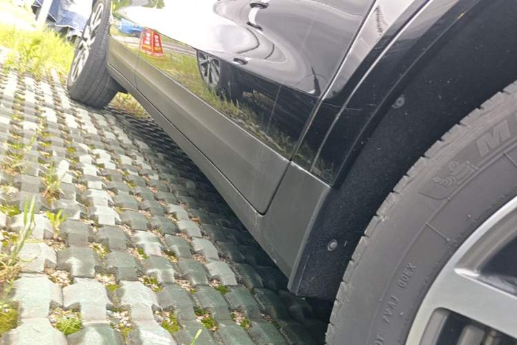 Used Cadillac XT5 2022 2.0T Four-Wheel Drive Luxury Version (Hummingbird Edition) Right Side Sill
