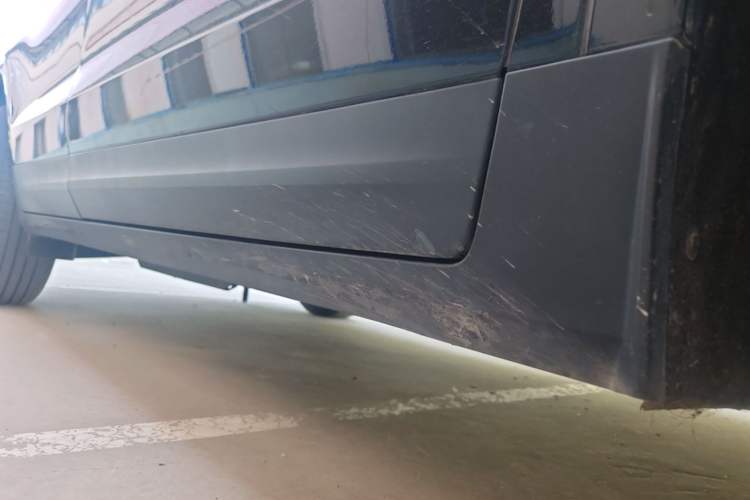 Used Cadillac XT5 2022 2.0T Four-Wheel Drive Luxury Version (Hummingbird Edition) Right Side Sill