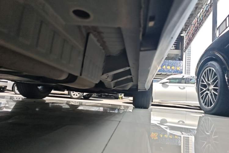 Used Cadillac XT5 2022 2.0T Four-Wheel Drive Luxury Version Right Side Sill