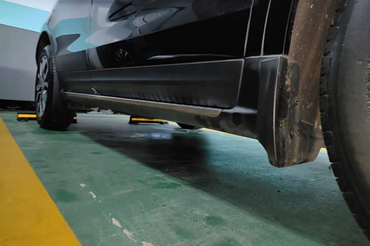 Used Cadillac XT5 2022 2.0T Four-Wheel Drive Luxury Version (Hummingbird Edition) Right Side Sill