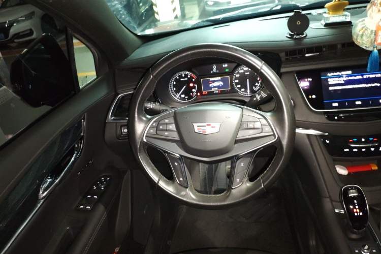 Used Cadillac XT5 2022 2.0T Two-Wheel Drive Luxury Version Steering Wheel