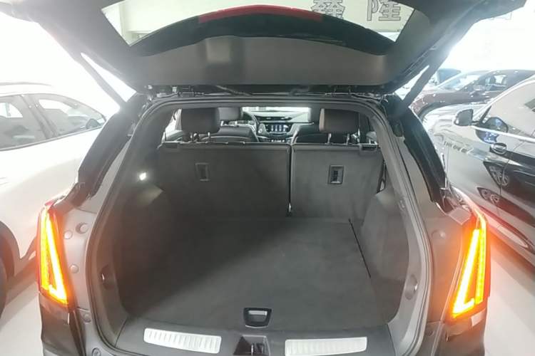 Used Cadillac XT5 2022 2.0T Two-Wheel Drive Luxury Version Trunk