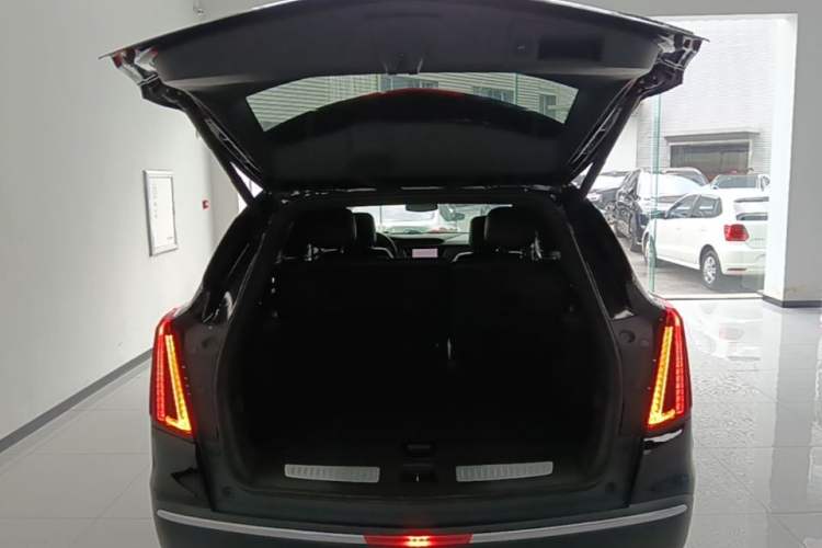 Used Cadillac XT5 2022 2.0T Two-Wheel Drive Luxury Version Trunk