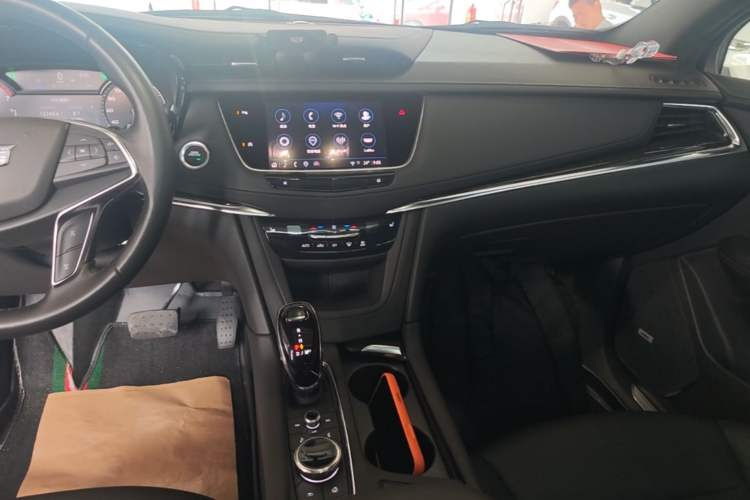 Used Cadillac XT5 2022 2.0T Two-Wheel Drive Luxury Version Audio And AC Panel