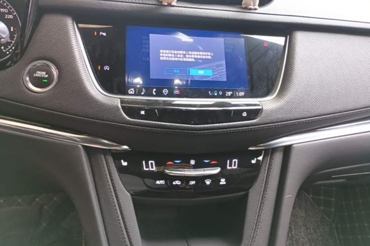 Used Cadillac XT5 2022 2.0T Two-Wheel Drive Luxury Version Audio And AC Panel