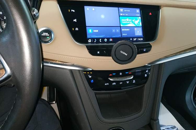 Used Cadillac XT5 2022 2.0T Four-Wheel Drive Platinum Edition Audio And AC Panel