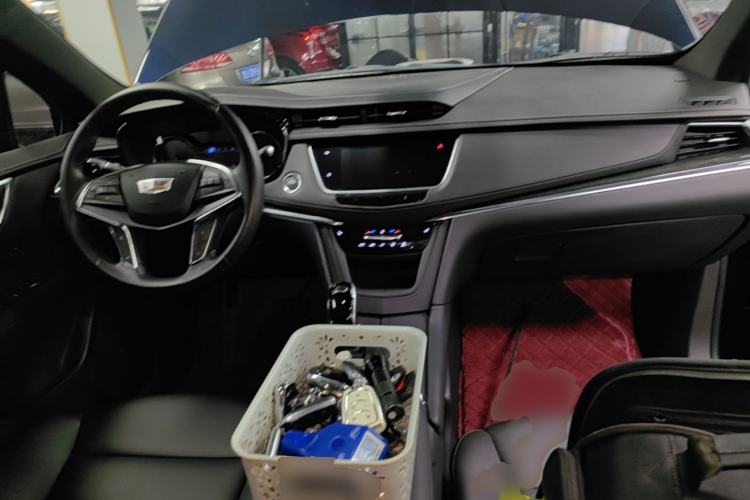 Used Cadillac XT5 2022 2.0T Two-Wheel Drive Luxury Version Center Console