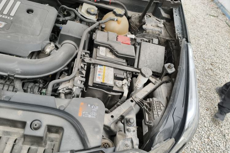 Used Cadillac XT5 2022 2.0T Four-Wheel Drive Premium Edition Engine Bay Left