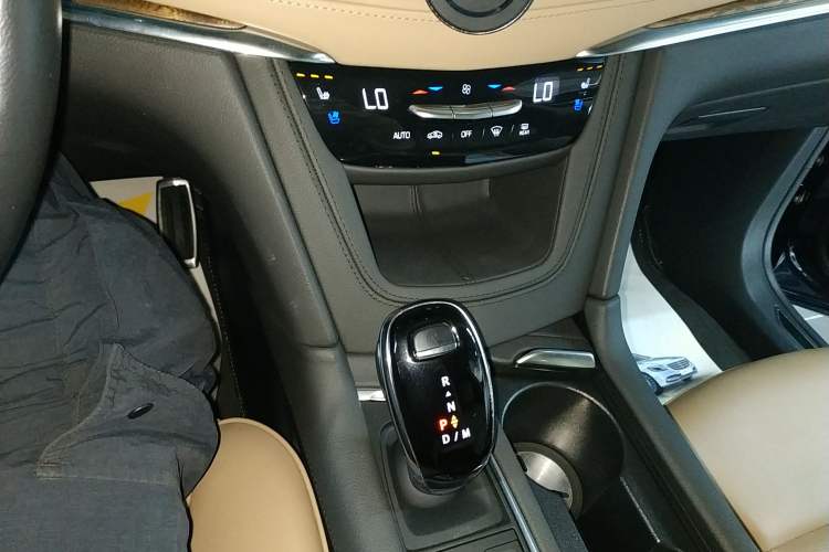 Used Cadillac XT5 2022 2.0T Four-Wheel Drive Platinum Edition Gear Lever
